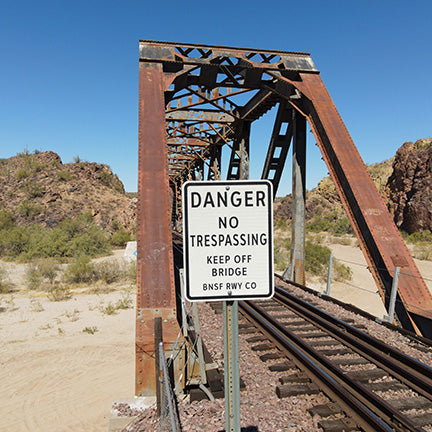 HO Scale - BNSF "Danger No Trespassing on Bridge" - 4 Pack