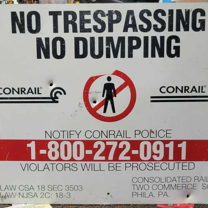 HO Scale - Conrail - No Trespassing Signs- 4 Pack