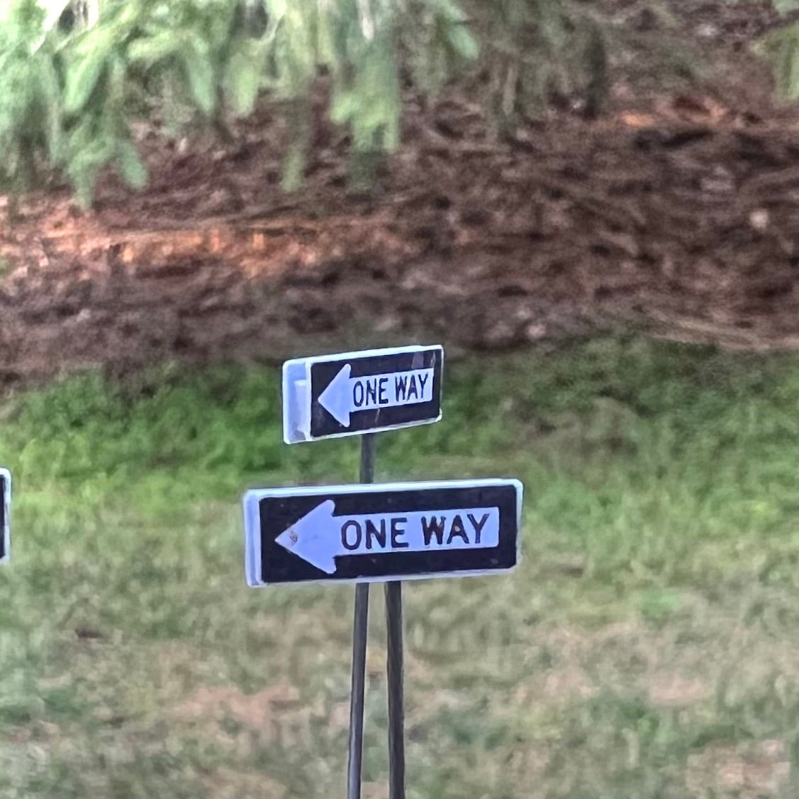 HO Scale - Double Sided One Way Signs - Single Sign