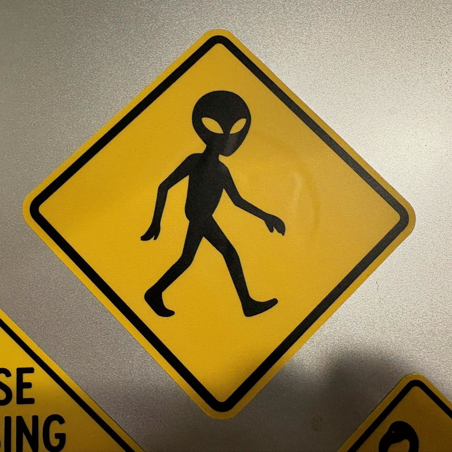 HO Scale - Alien Crossing Sign - 2 Pack