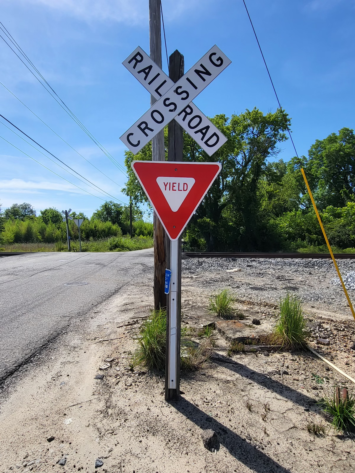 HO Scale - Modern Crossbucks w/ Yield Sign - 2 pack