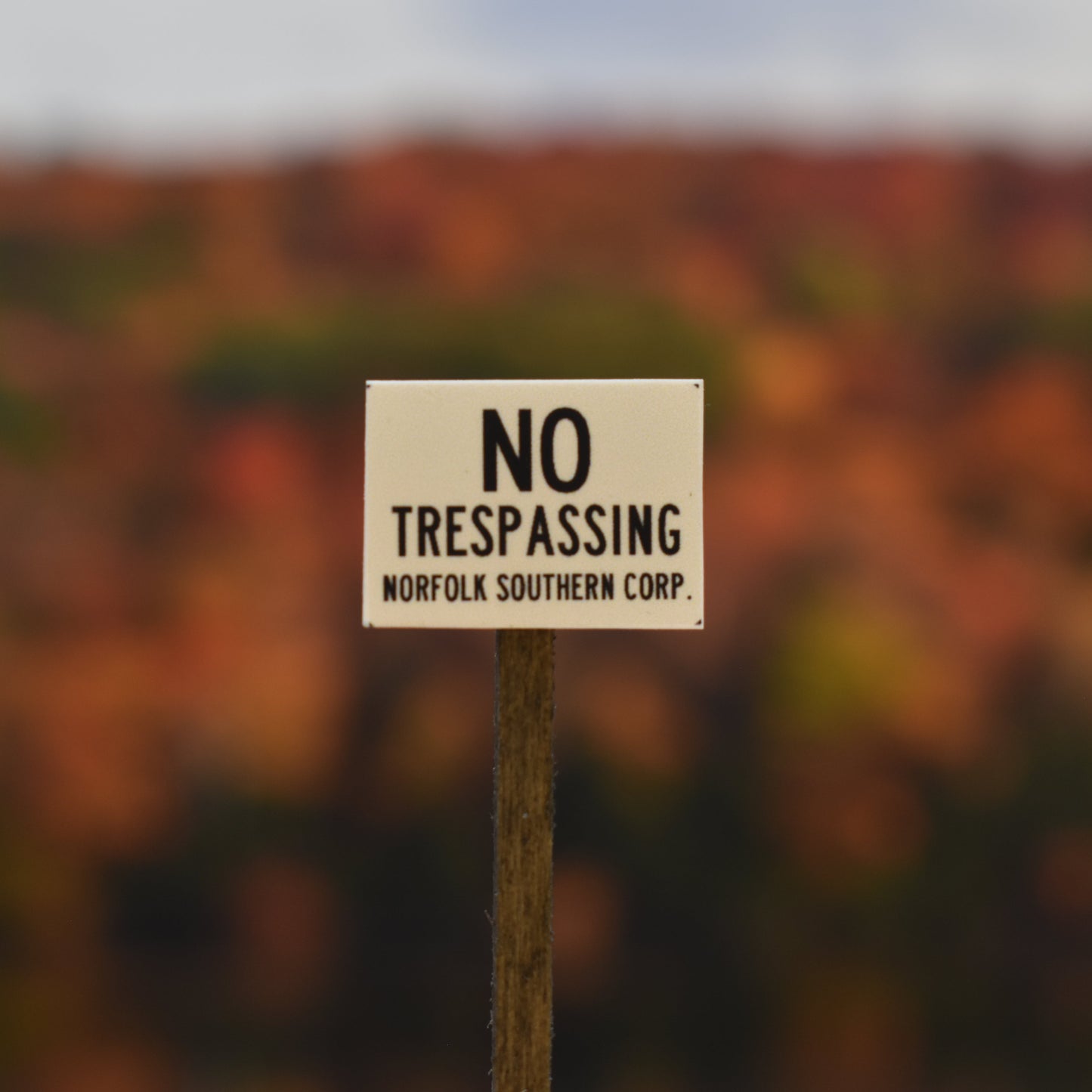 N Scale - Norfolk Southern No Trespassing Sign - 4 Pack