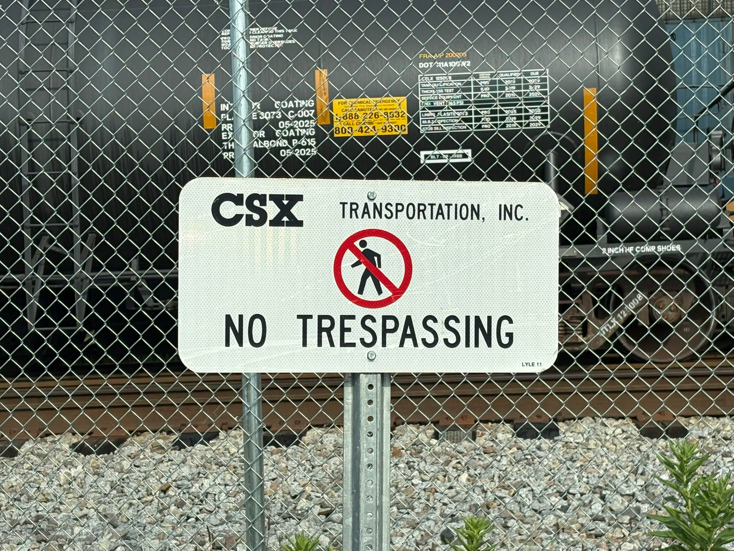 HO Scale - CSX - No Trespassing - 4 Pack