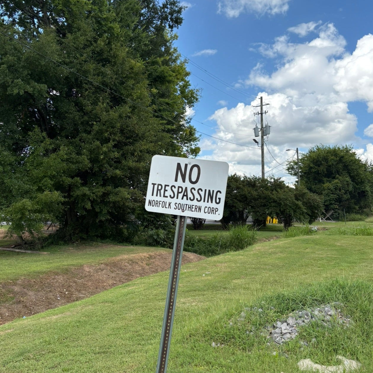 N Scale - Norfolk Southern No Trespassing Sign - 4 Pack