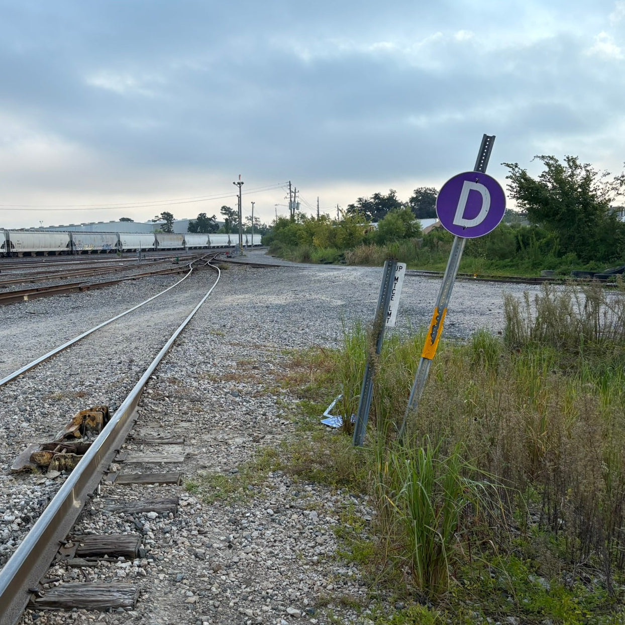 HO Scale - BNSF Style Purple Derail Sign - 2 Pack