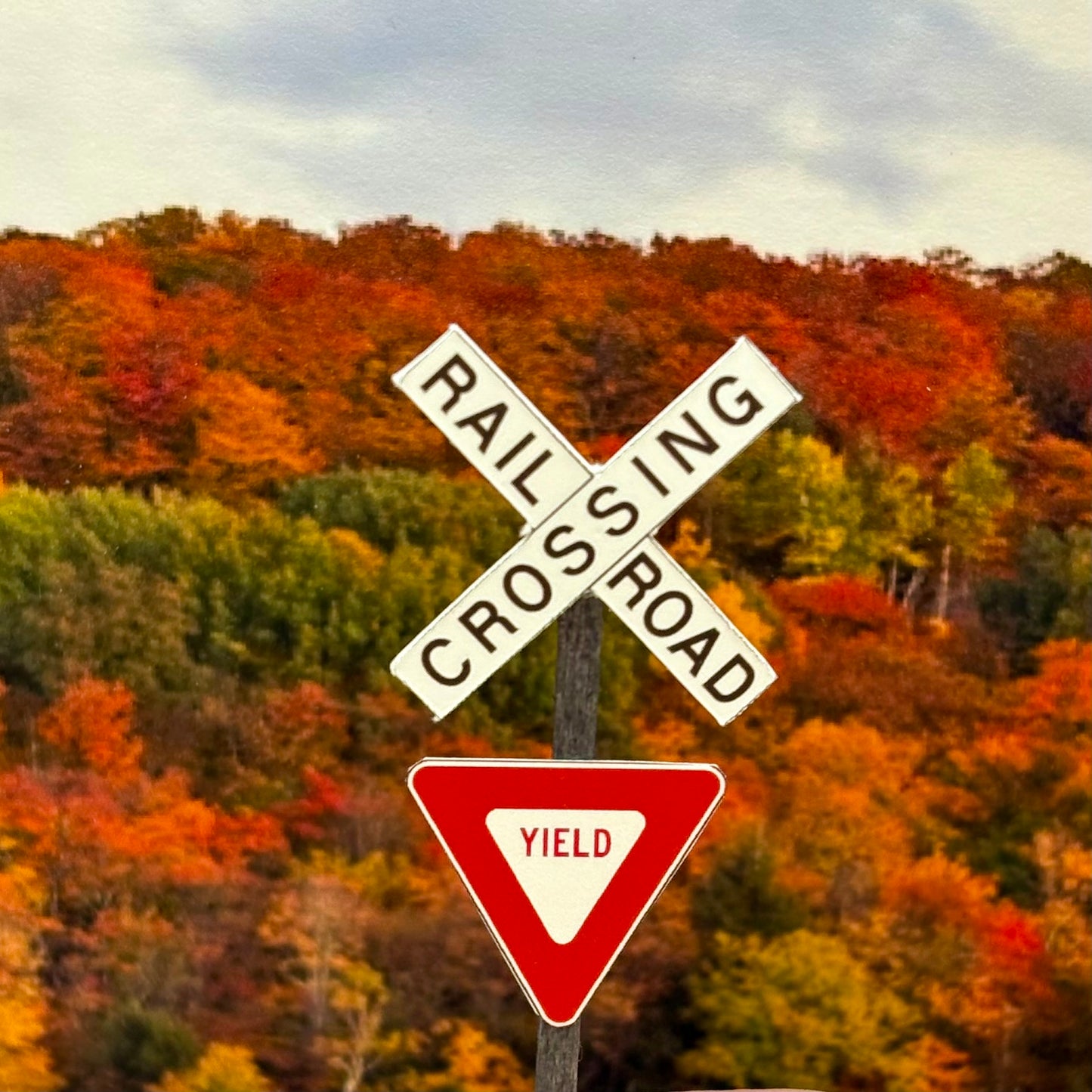 HO Scale - Modern Crossbucks w/ Yield Sign - 2 pack