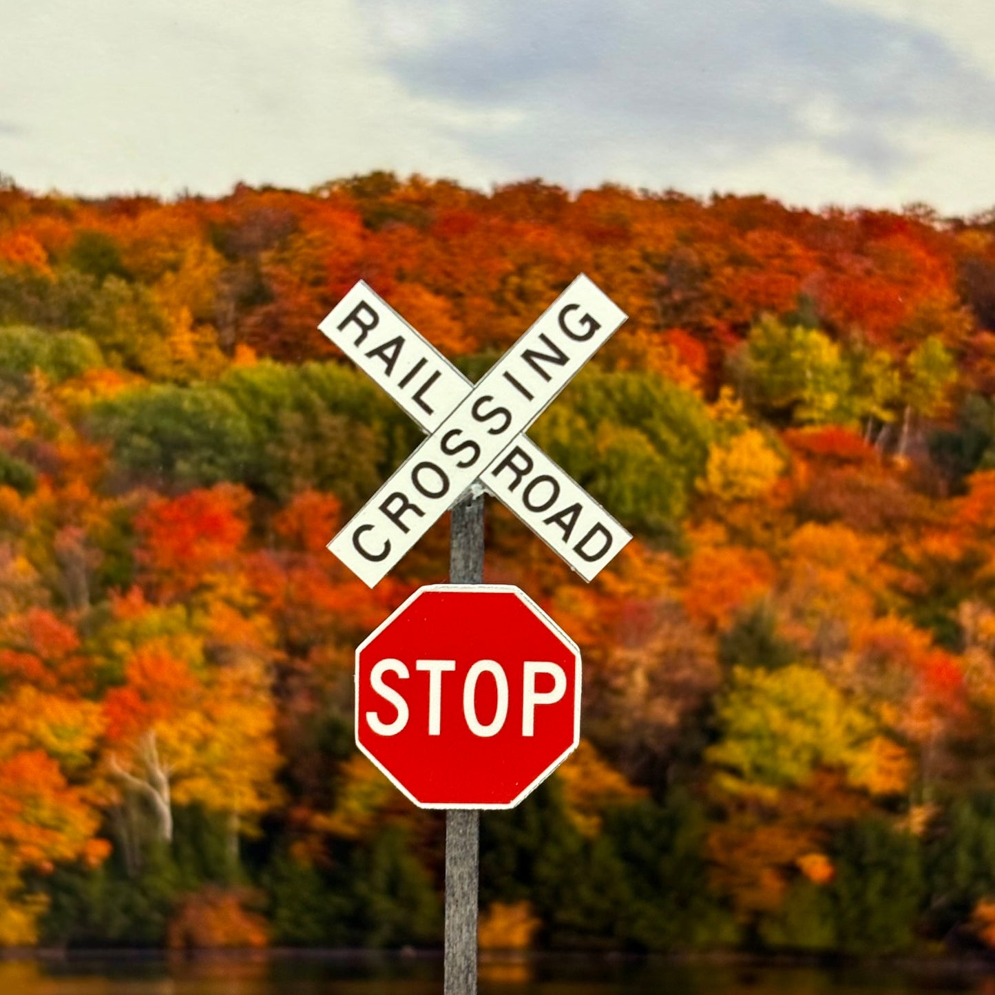 HO Scale - Modern Crossbucks with Modern Stop Sign