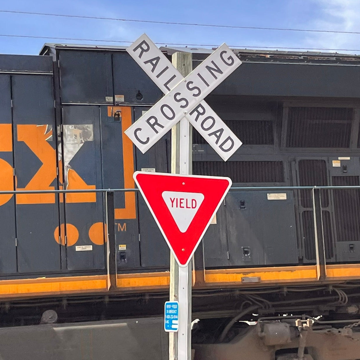 HO Scale - Modern Crossbucks w/ Yield Sign - 2 pack