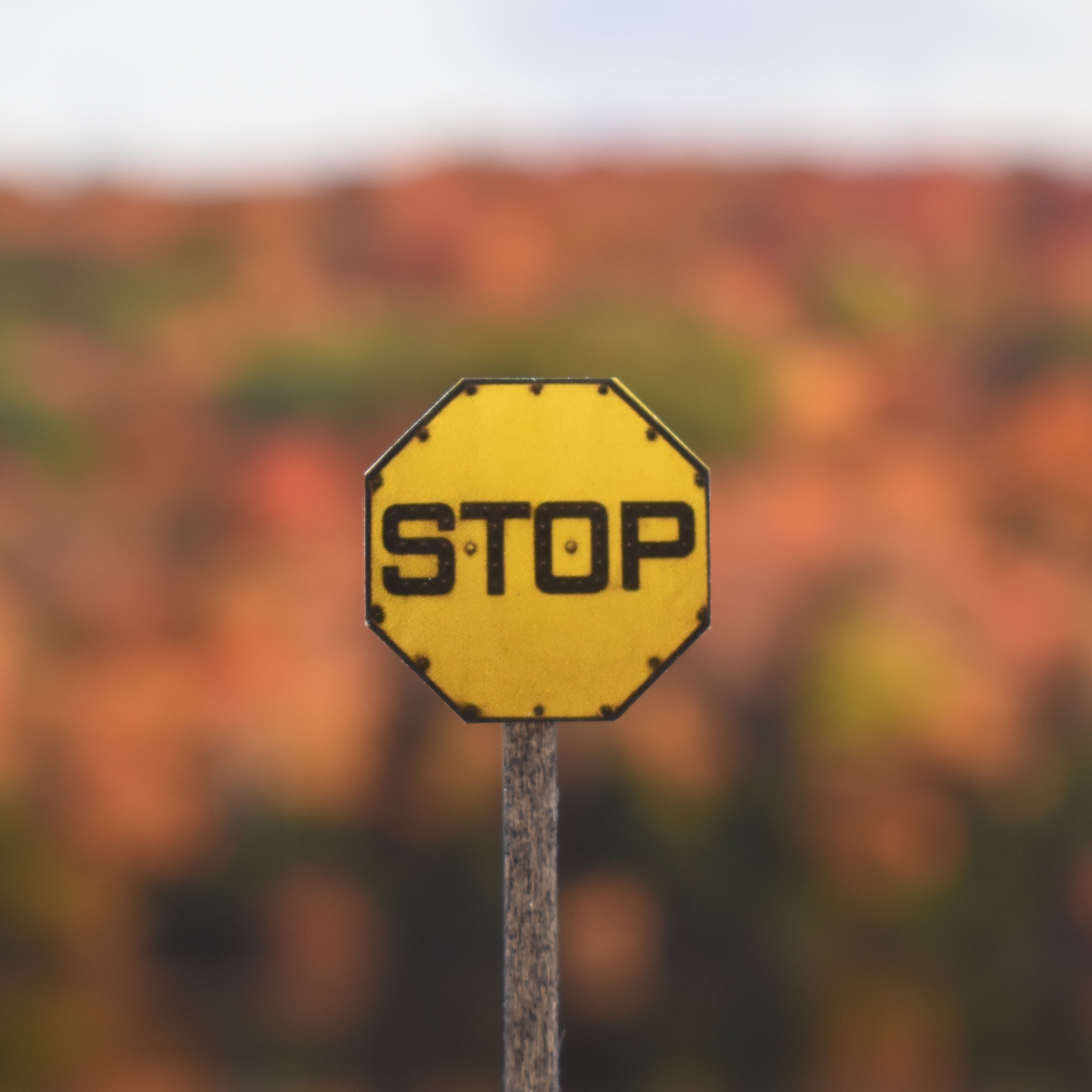 HO Scale - Yellow Stop Sign w/ Rivets - 2 Pack – Lineside Details, LLC