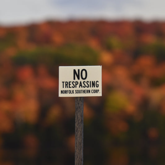 O Scale - Norfolk Southern No Trespassing Sign - 4 Pack
