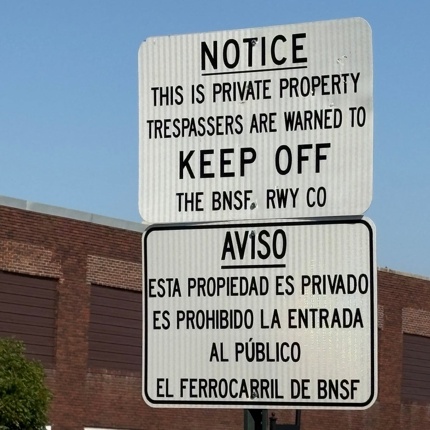 HO Scale - BNSF Bilingual No Trespassing - 2 Pack