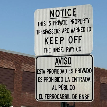 HO Scale - BNSF Bilingual No Trespassing - 2 Pack