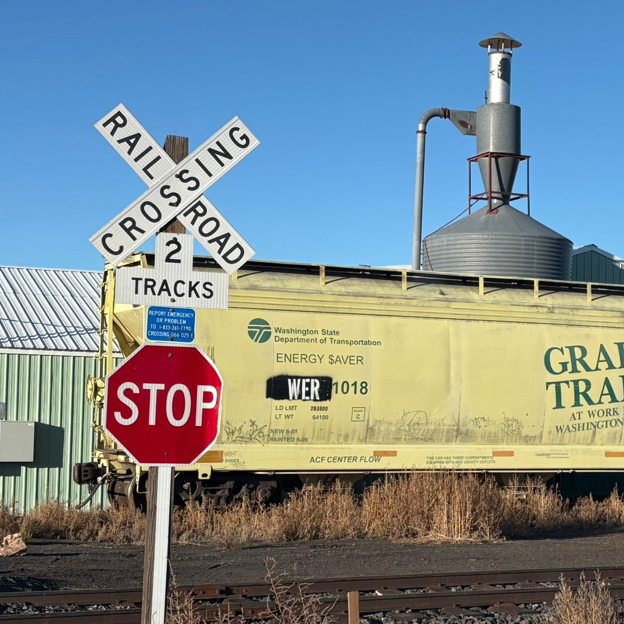 HO Scale - Modern Crossbucks with Modern Stop Sign