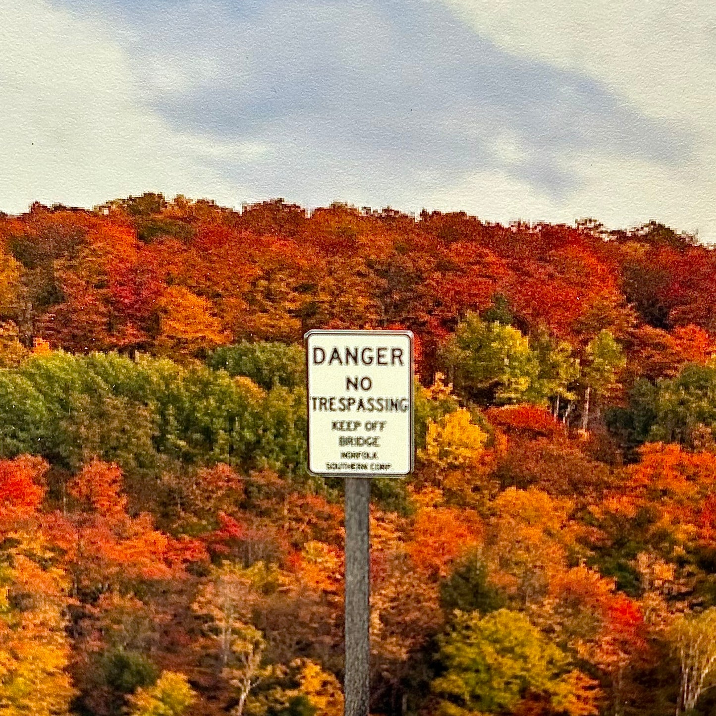 O Scale - NS "No Trespassing on Bridge" - 4 Pack