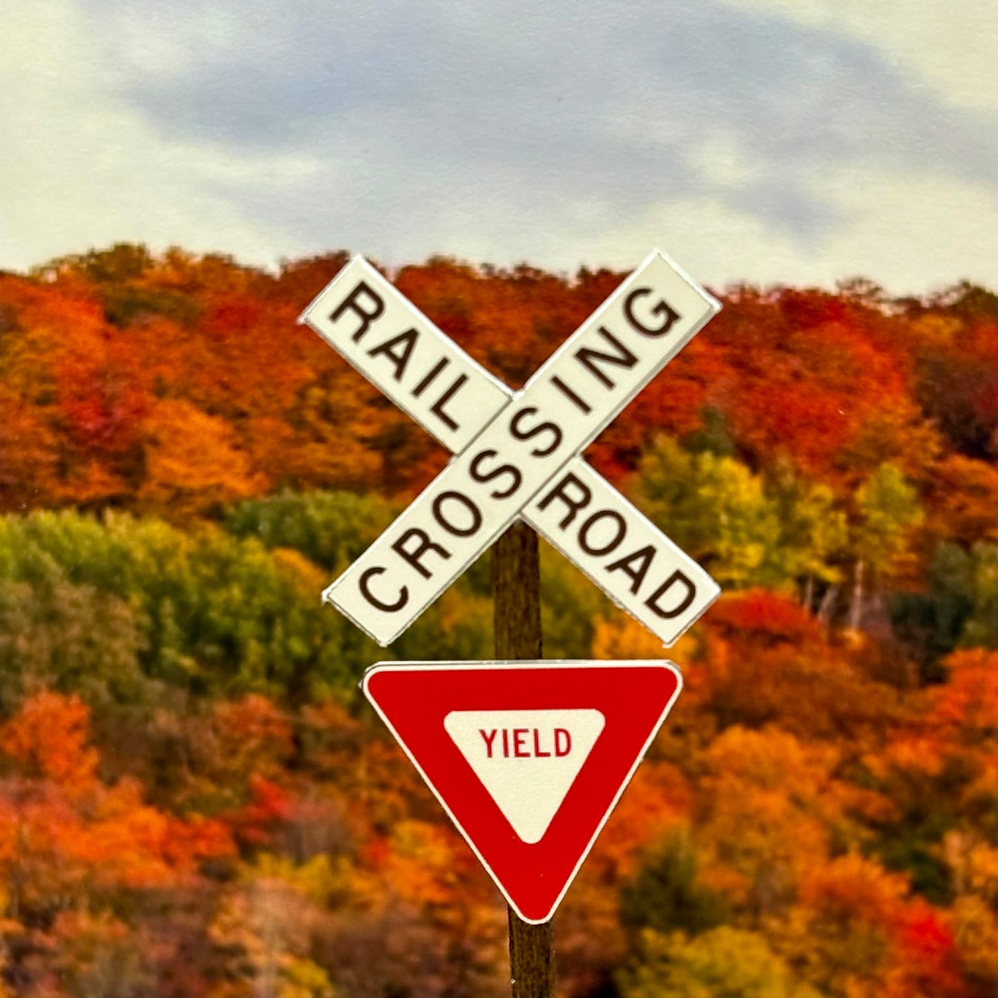 HO Scale - Modern Crossbucks w/ Yield Sign - 2 pack