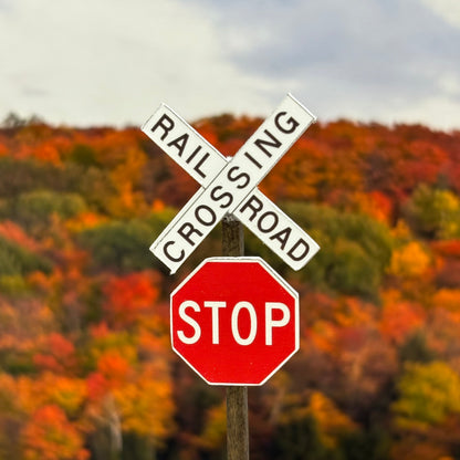 HO Scale - Modern Crossbucks with Modern Stop Sign