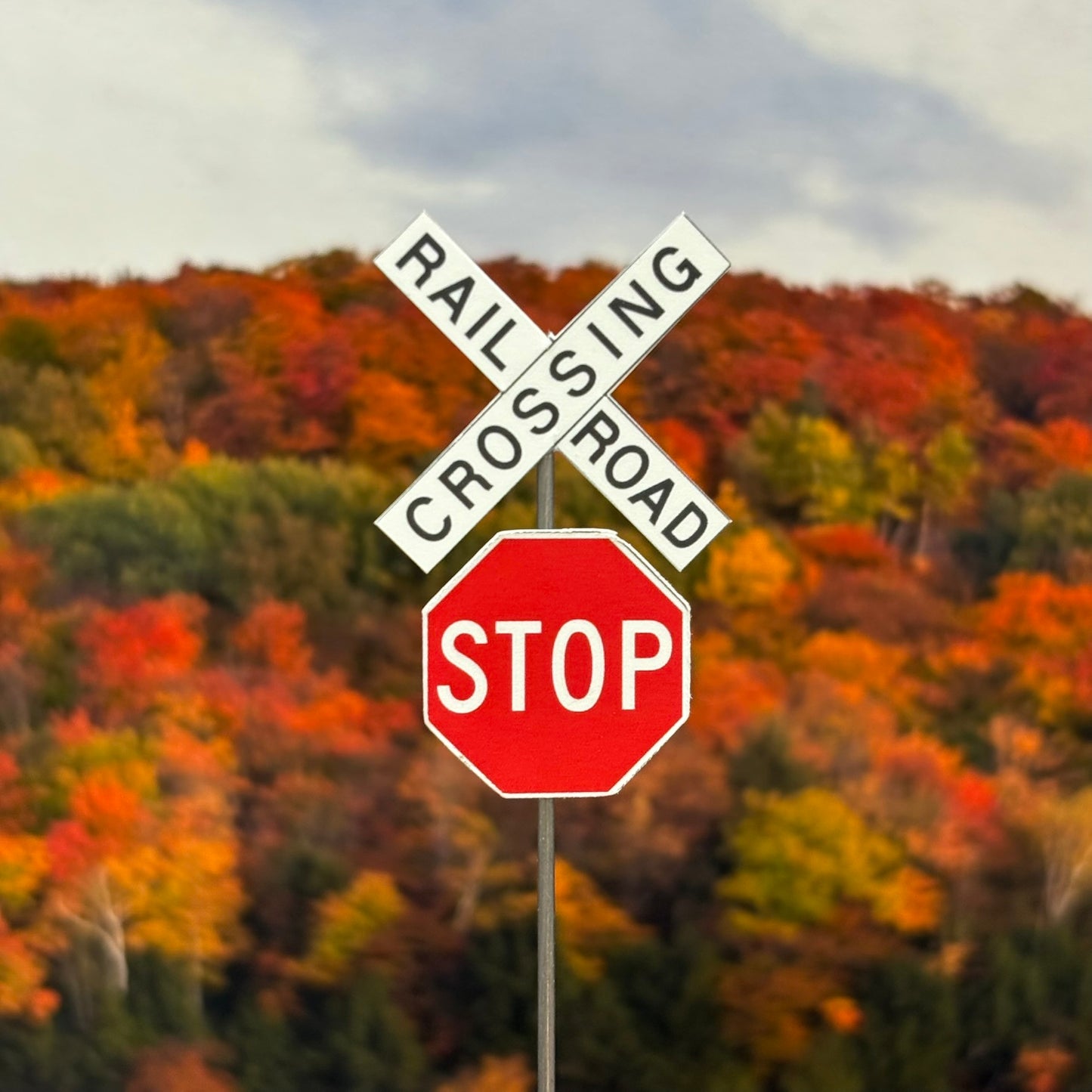 HO Scale - Modern Crossbucks with Modern Stop Sign