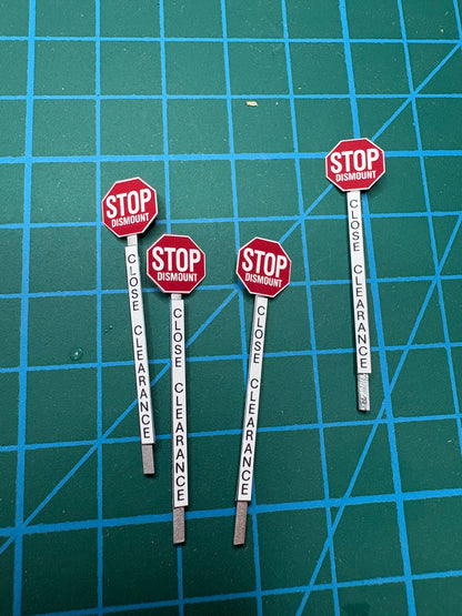 HO Scale - CSX "STOP DISMOUNT" Close Clearance Sign - 1 Sign